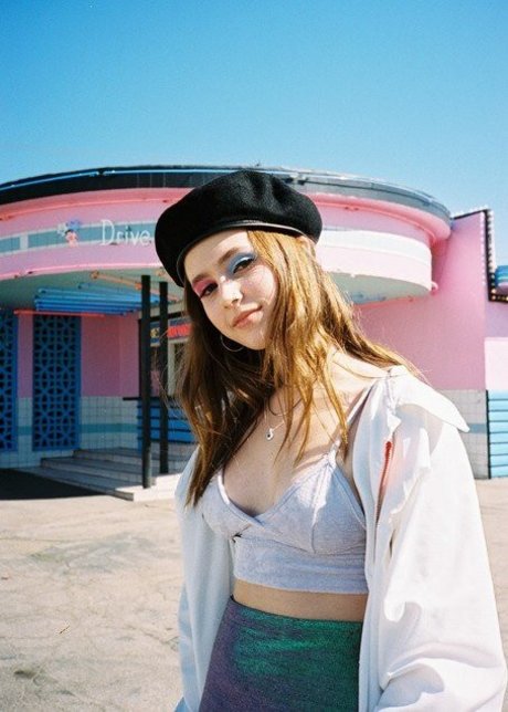 Clairo pretty model pic