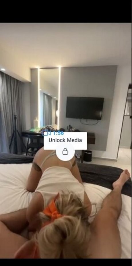 naiadeityy model hd photo