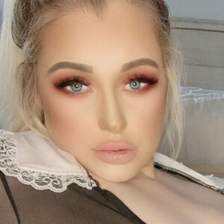 RachRyan model adult photo