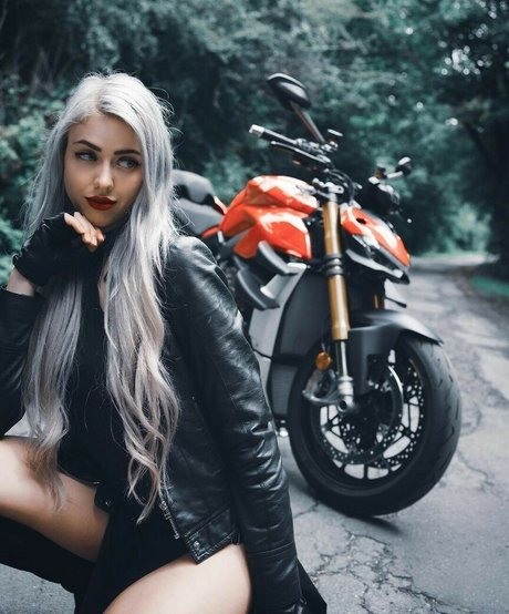 Farbenfuchs model erotic image