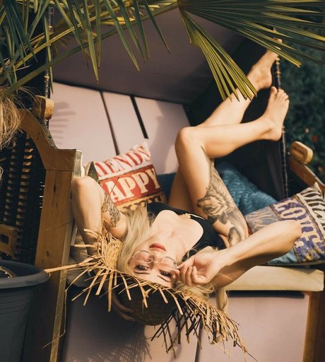 Farbenfuchs naked actress img