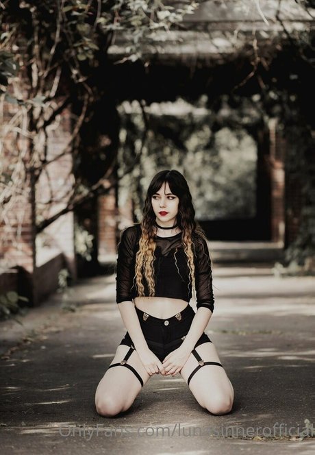 sinnerluna porn model picture