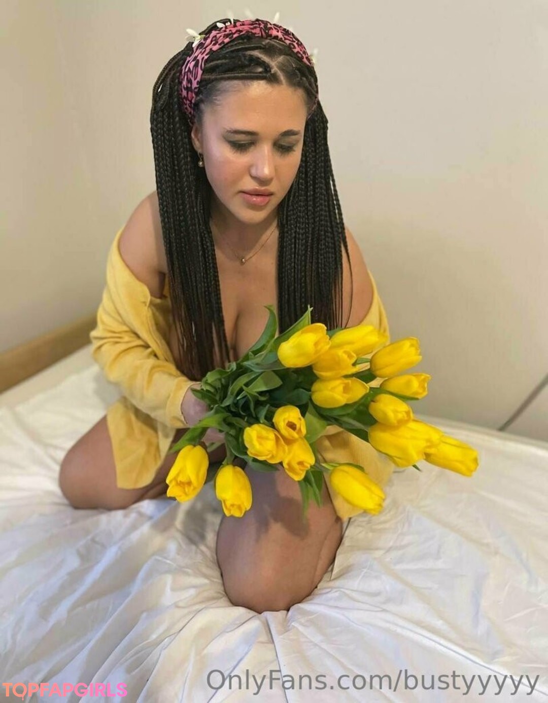 bustyyyyy nude star img