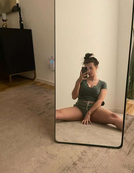 badlizzyy66 exclusive actress pic