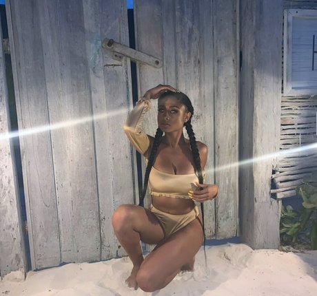 AlessiaSays erotic model pic