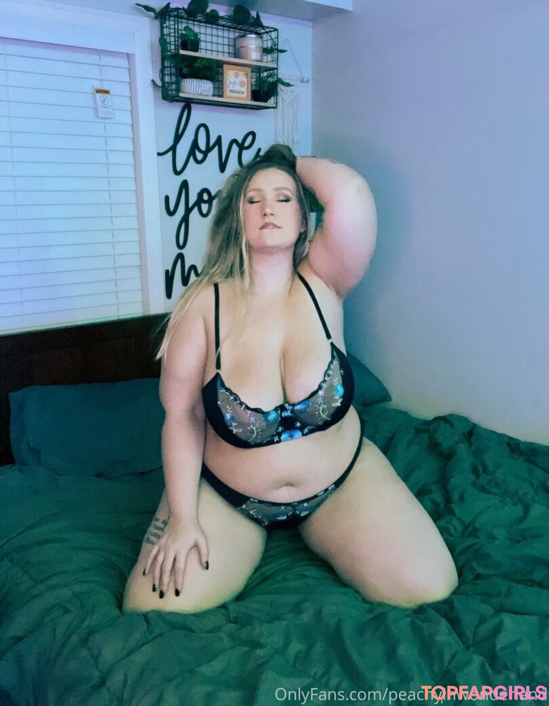 peachyinwonderland naked pornstar pics