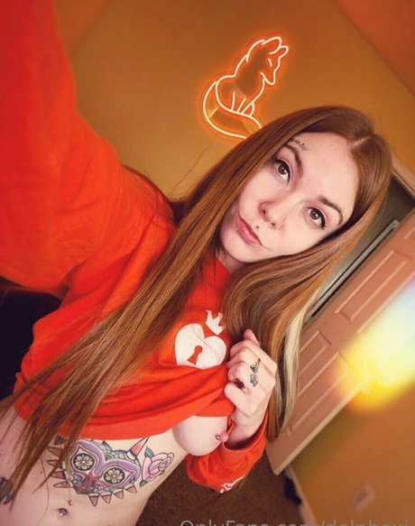 delphoxi nude actress pic