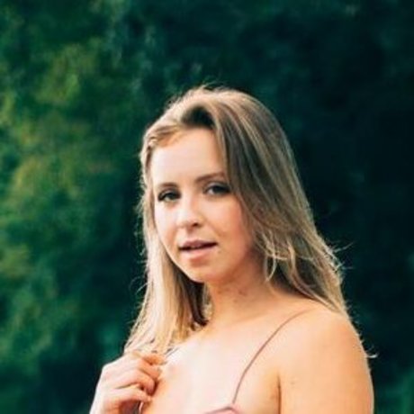 Sarah Senecal art model picture