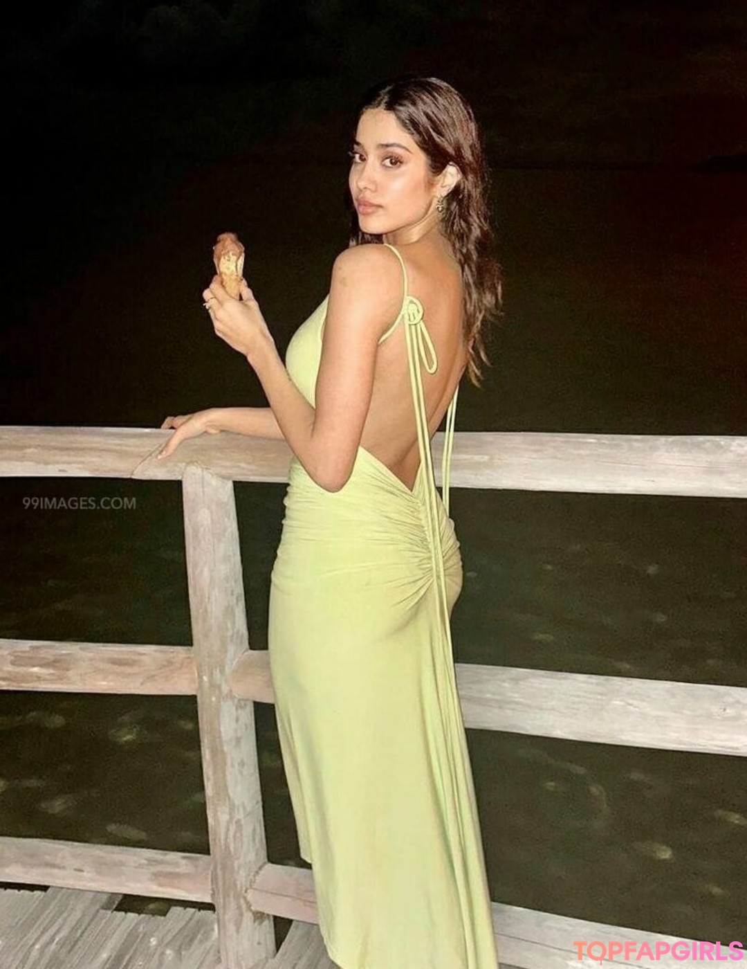 Janhvi Kapoor star hot photo