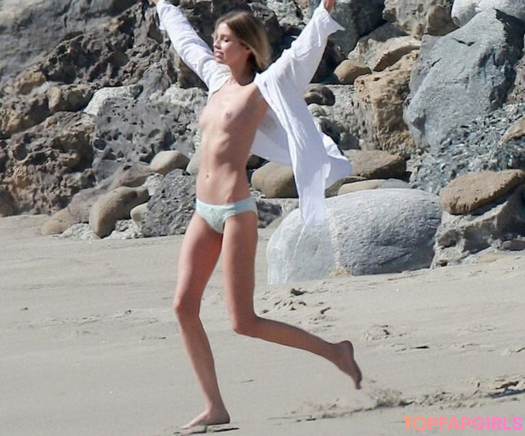 Stella Maxwell model free photos