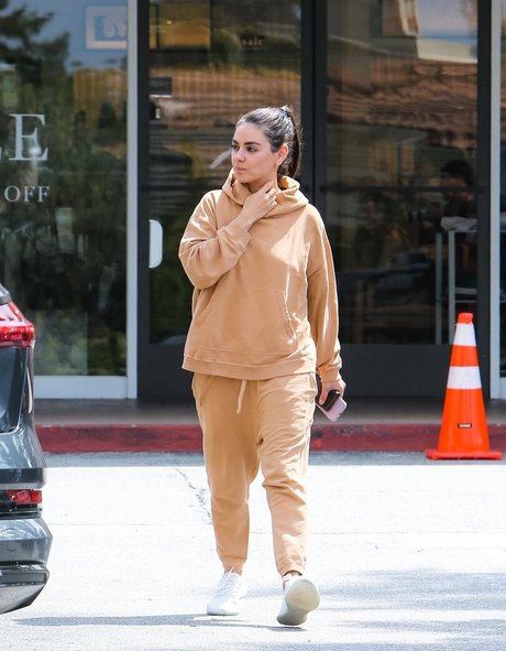 Mila Kunis model high quality img