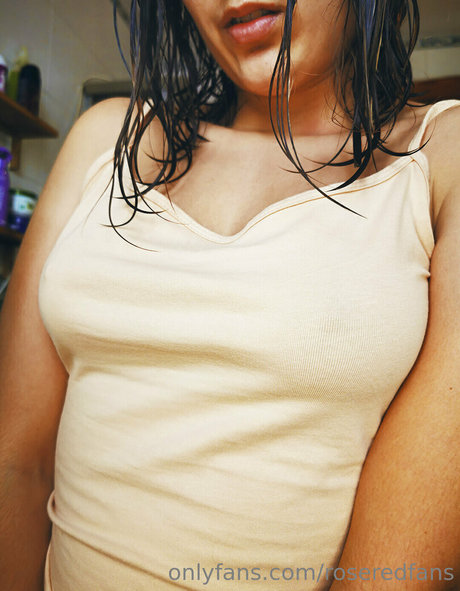 roseredfans free model photos