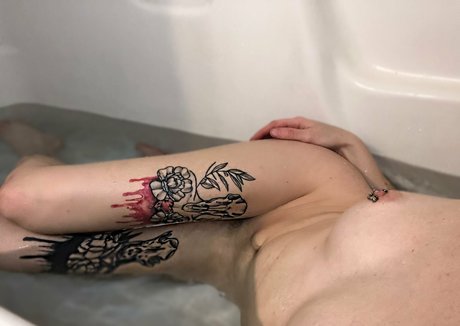 Alieninara naked model img