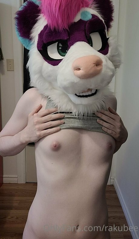 rakubee naked model picture