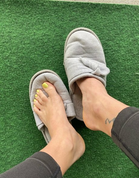 froggeefeetfree perfect model photo