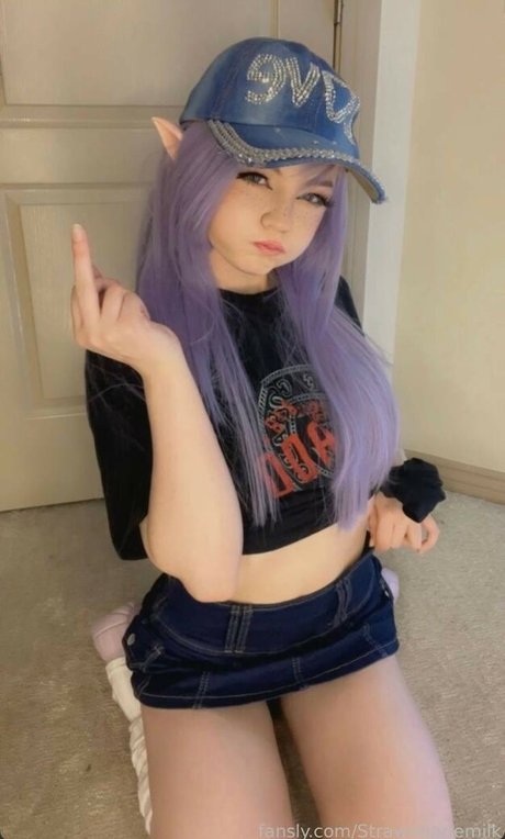 Strawberrymillk model sexy pictures