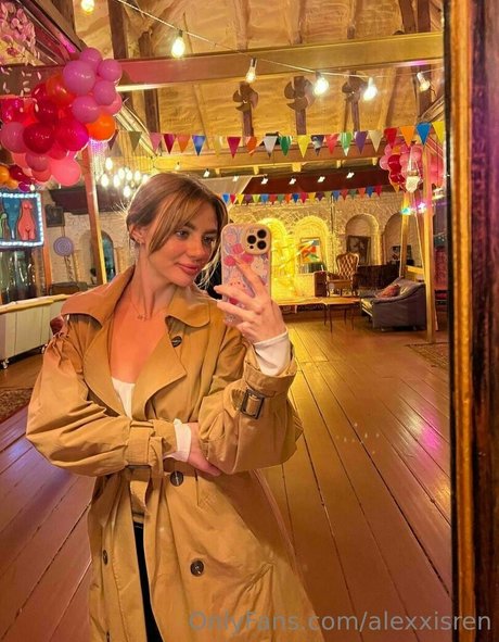 alexxisren model nude pictures