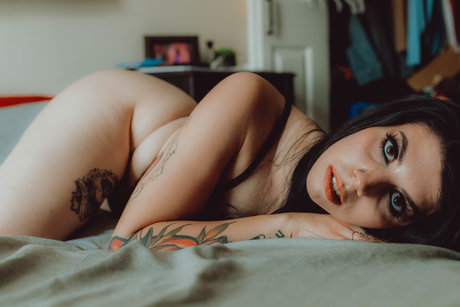 Thatsoraven95 model adult picture