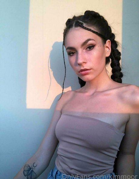 Kim Moor art model img