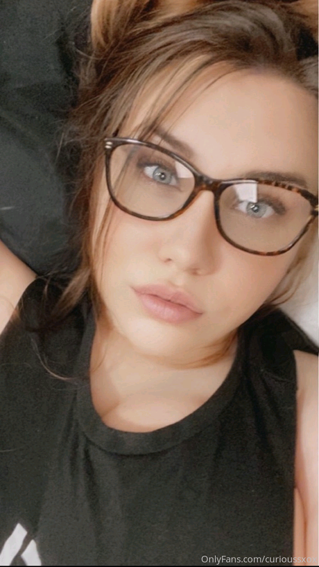 Curioussxox model nudes pic