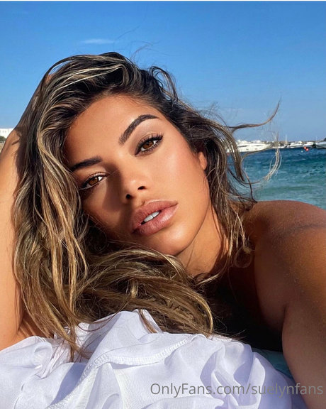 Suelyn Medeiros high quality star image