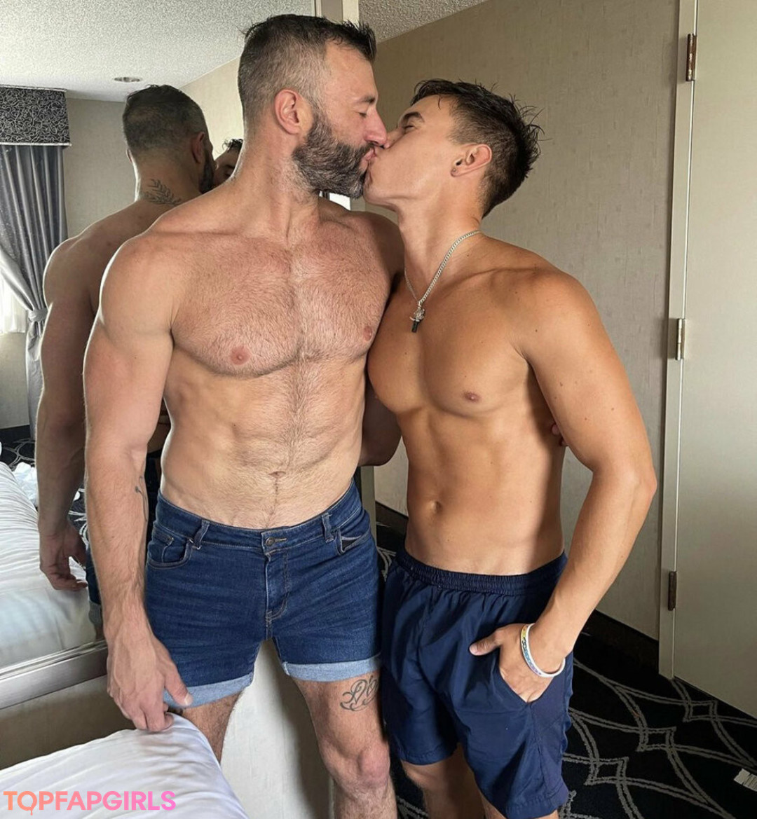 oliverhuntxxx model naked photos