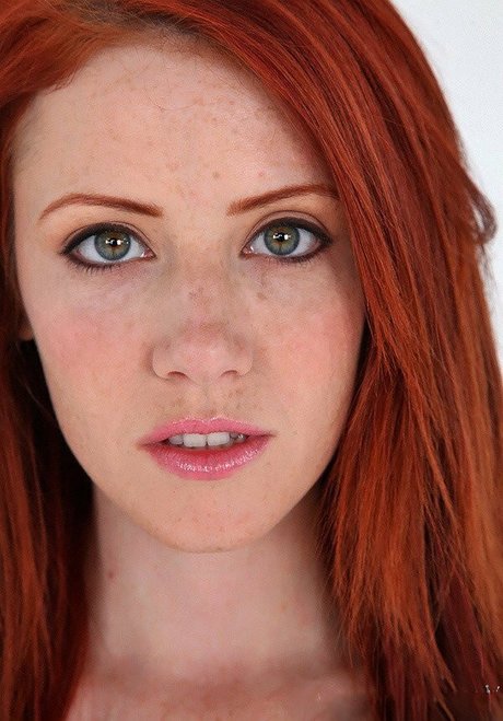 Elle Alexandra beautiful actress picture