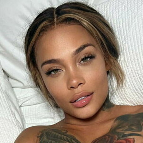 saragoldglitter adult star picture