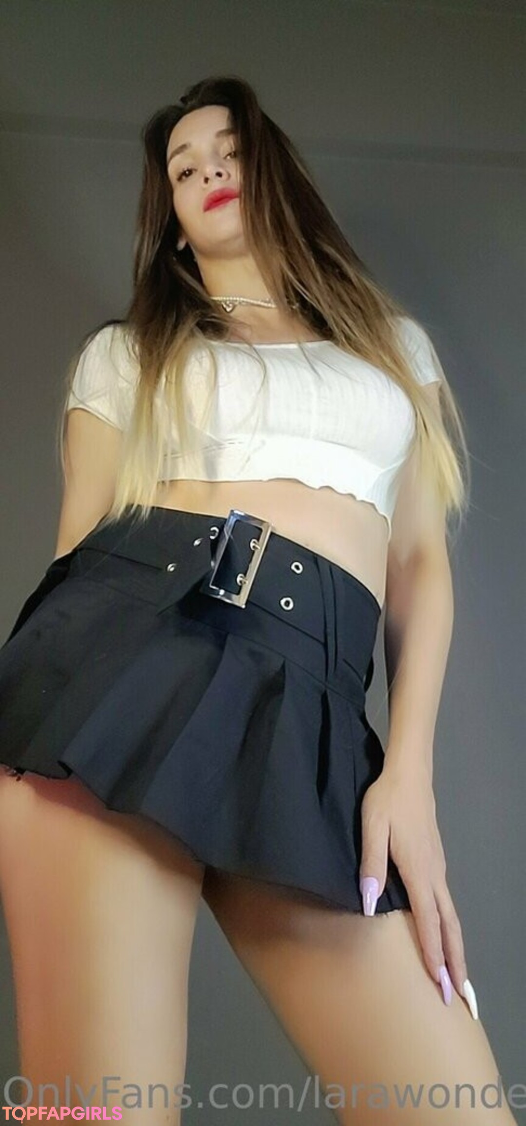 larawonder model top photo