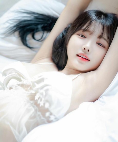 mina8017 model pretty image