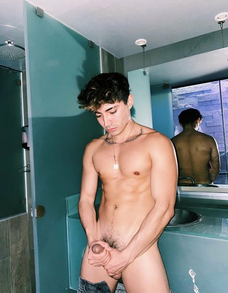 aedanvip naked model pictures