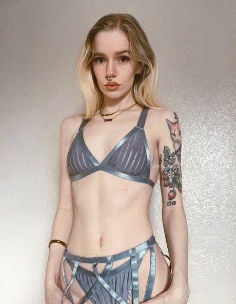 queengem__ model pic