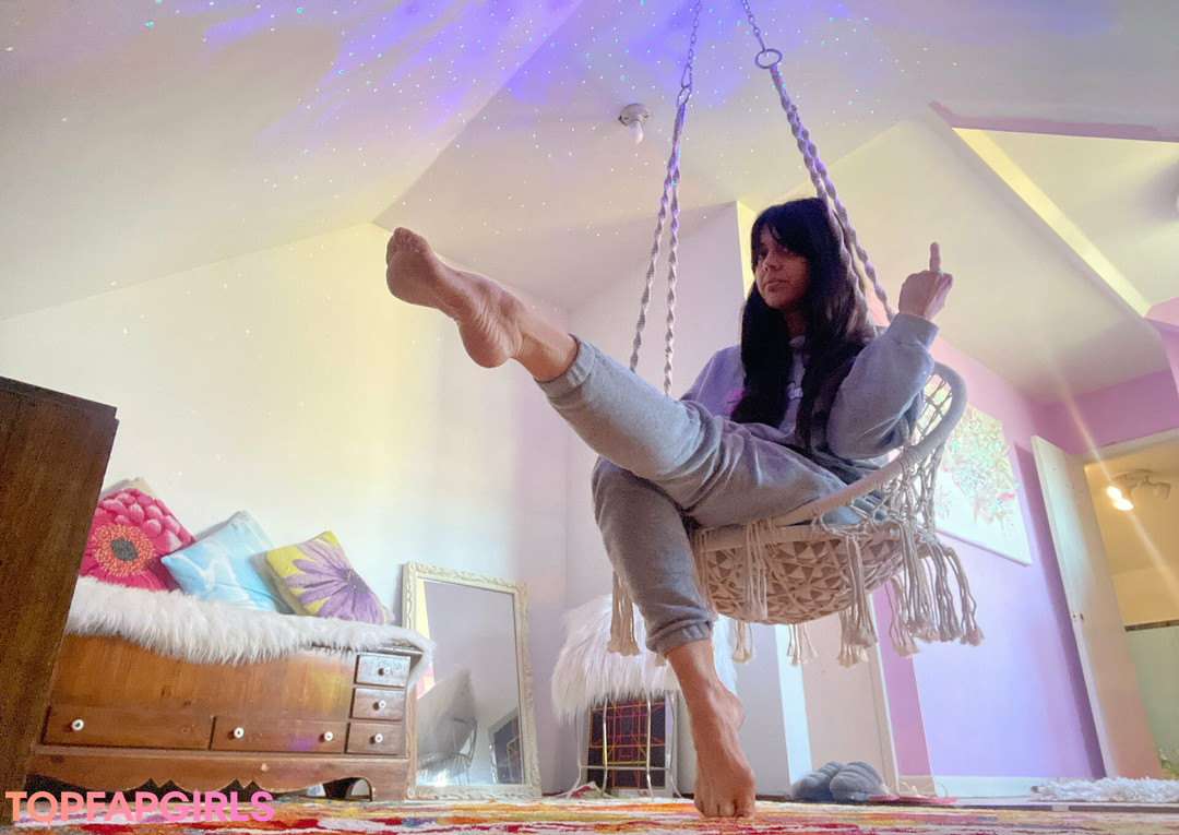 leahsprettyfeet art model gallery