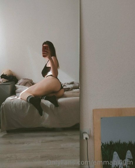 emmabl00m model erotic picture