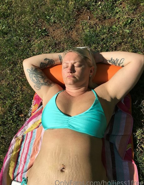 holliess1free pornstar naked image