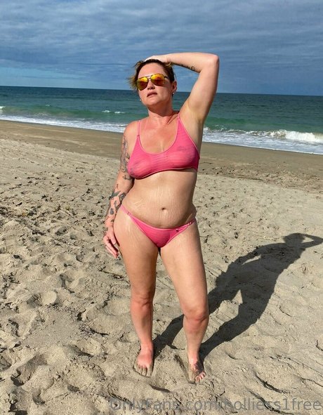 holliess1free adult model photo