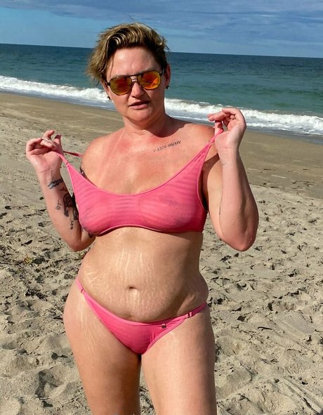 holliess1free naked star img