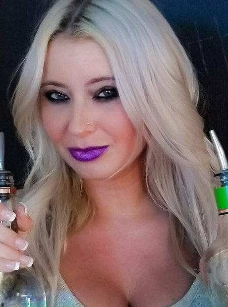 alipie1689 model erotic picture