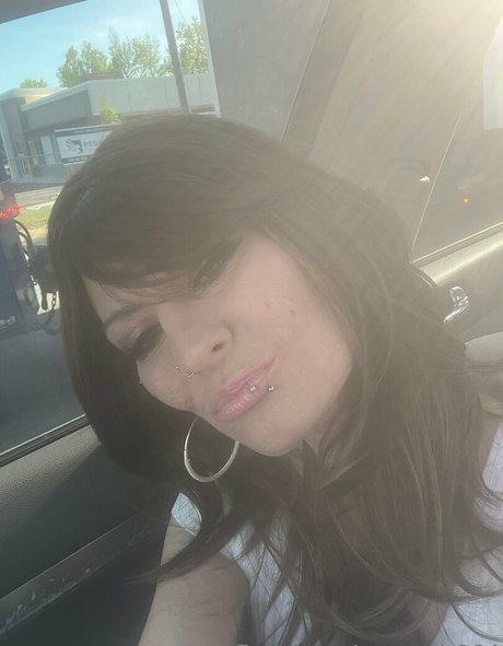 queen b864 pornstar nude photo