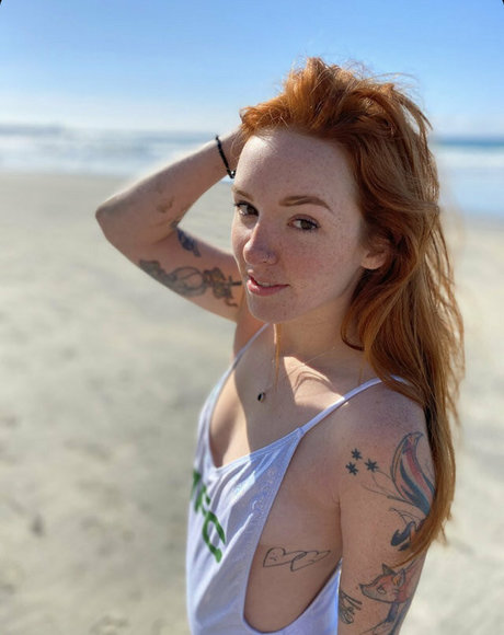 lilyevansfree star top pic