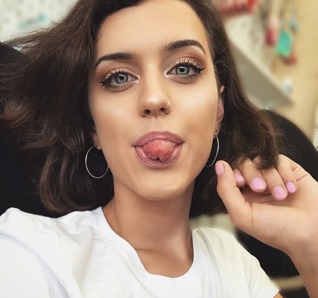 SophieSommers model art galleries