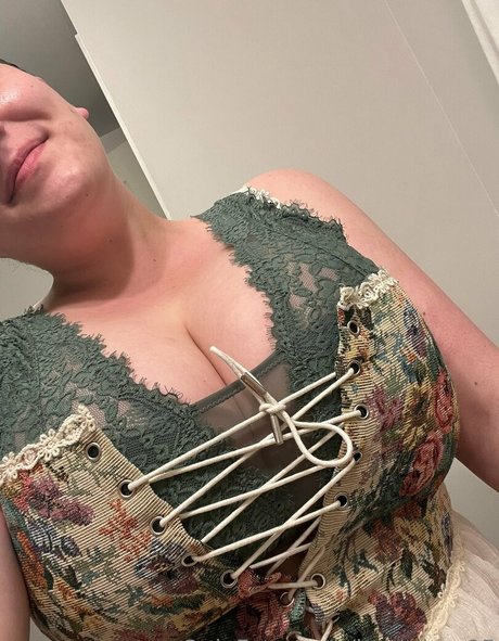 Bustybae95 hot actress img