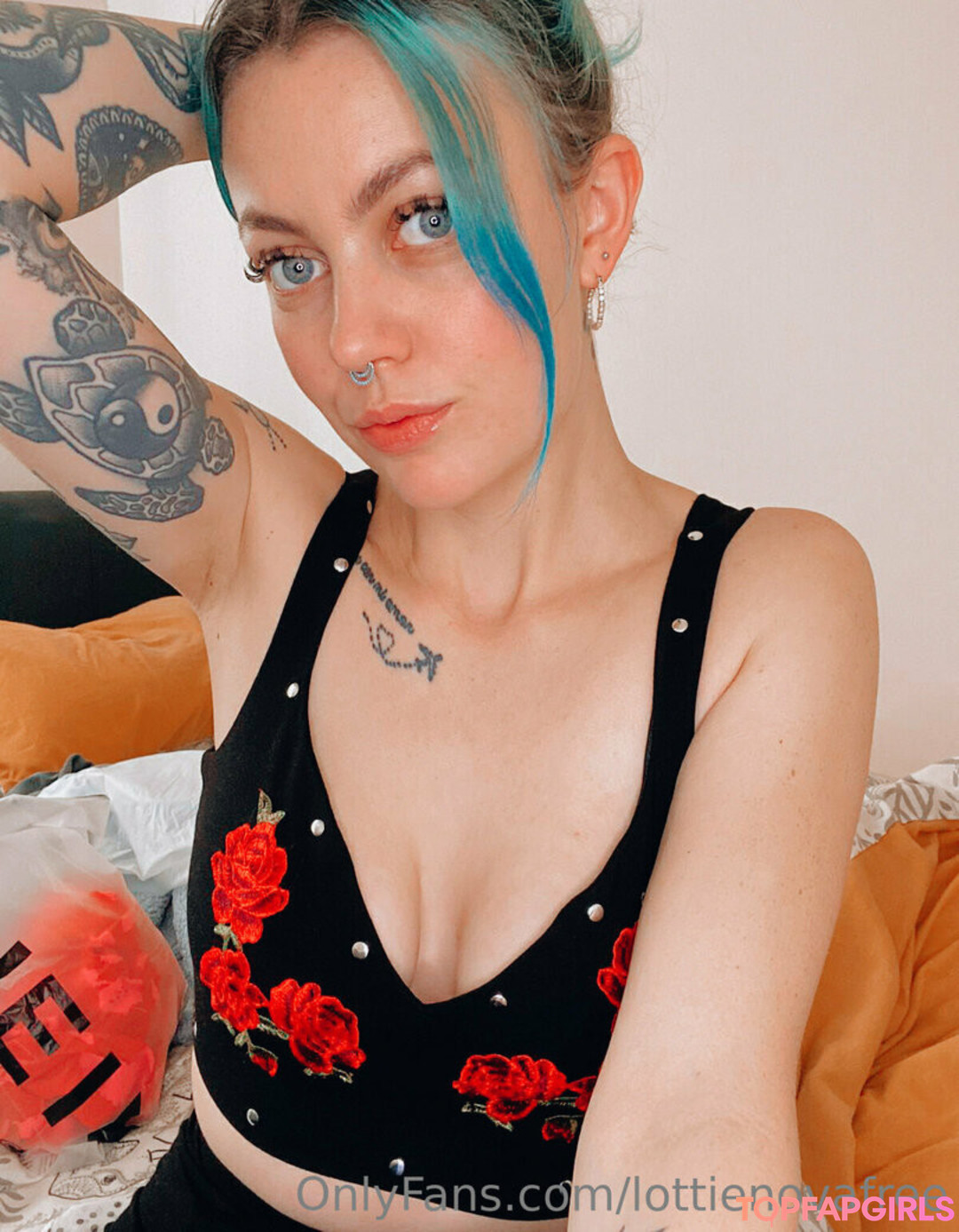 lottienovafree model erotic images