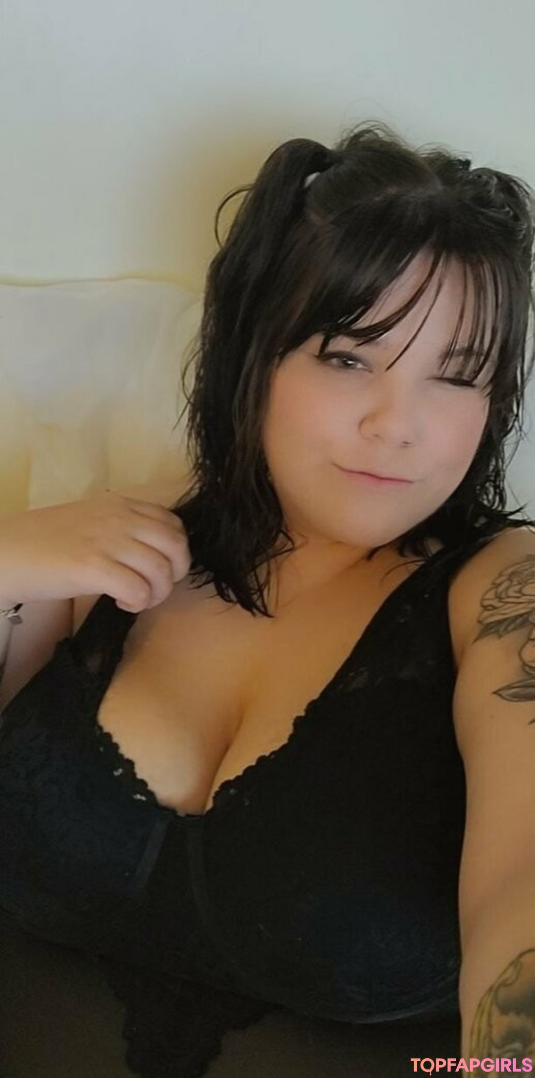 octobermae star sexy photos