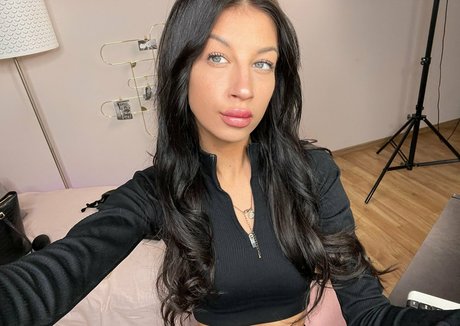 yourelisen model hot photo