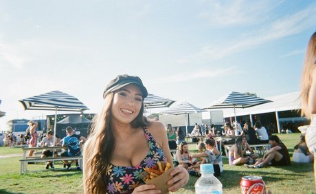 Molly Shield top star pic