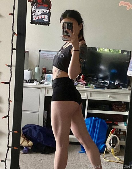 egg thief nude model pics