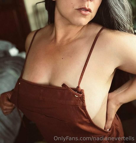 nadianevertells star hot pics