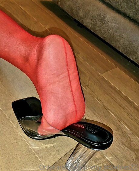 pretty littletoes22 adult model pic