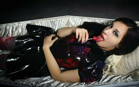 namesyousee hot actress picture